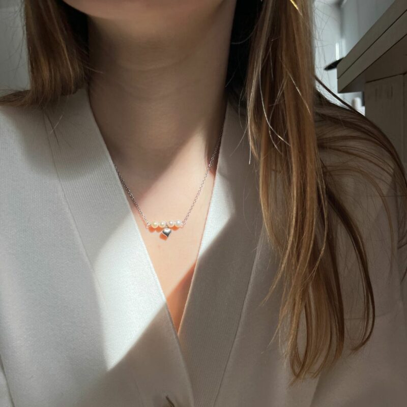 minimalistický náhrdelník s perlami a srdíčkem