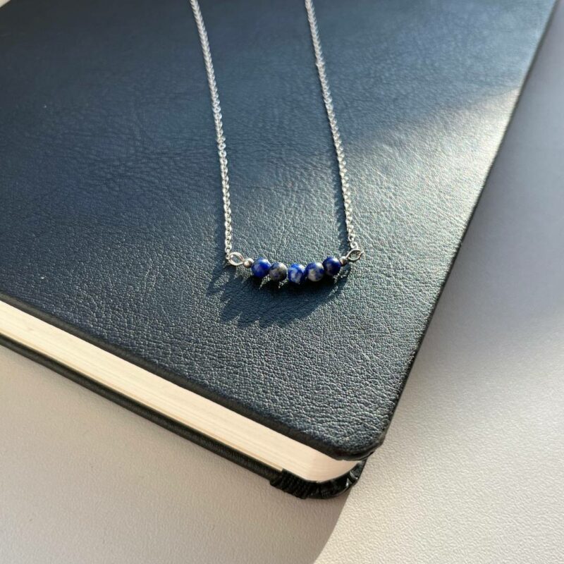 minimalistický náhrdelník lapis lazuli
