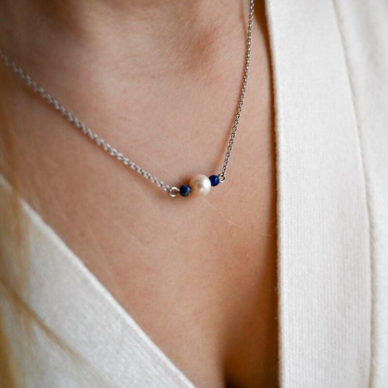 minimalistický náhrdelník říční perla a lapis lazuli